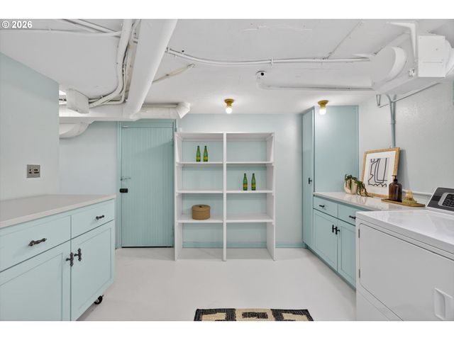 6834 Se REED COLLEGE Pl, Portland, OR 97202