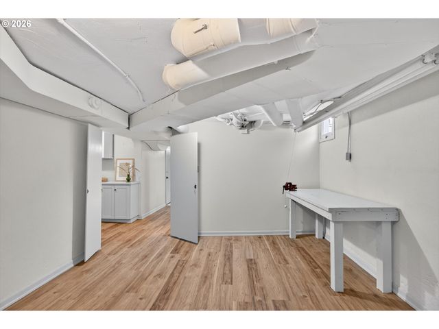 6834 Se REED COLLEGE Pl, Portland, OR 97202