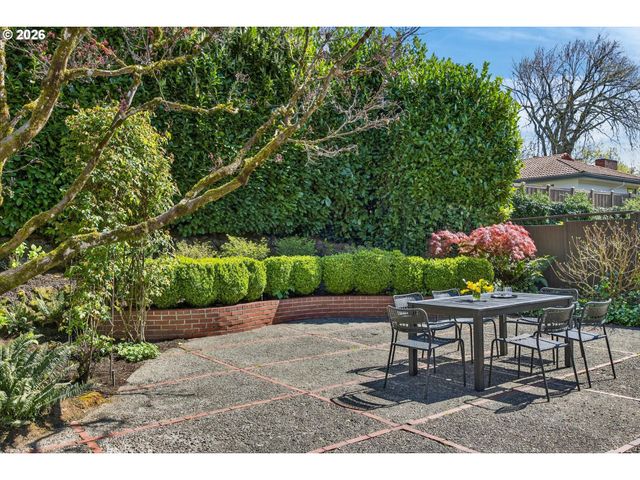 6834 Se REED COLLEGE Pl, Portland, OR 97202