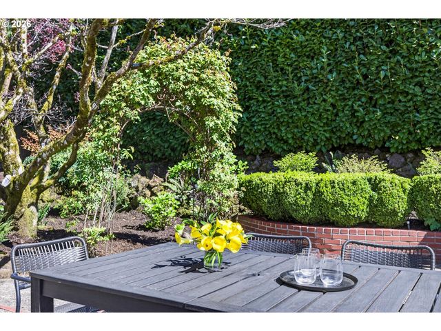 6834 Se REED COLLEGE Pl, Portland, OR 97202