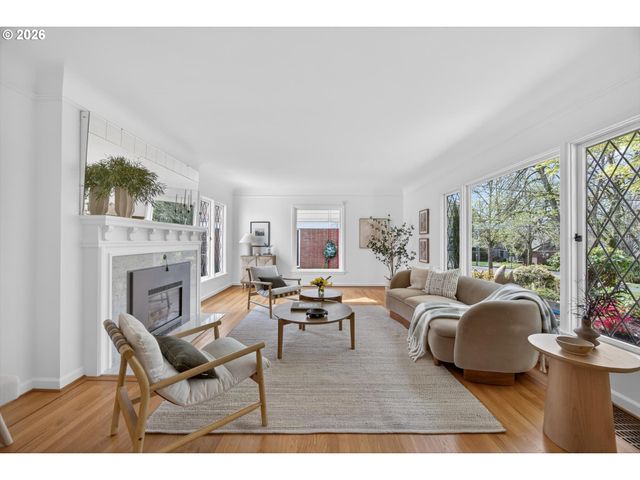 6834 Se REED COLLEGE Pl, Portland, OR 97202