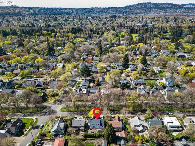 6834 Se REED COLLEGE Pl, Portland, OR 97202