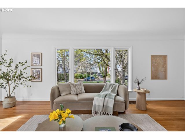 6834 Se REED COLLEGE Pl, Portland, OR 97202