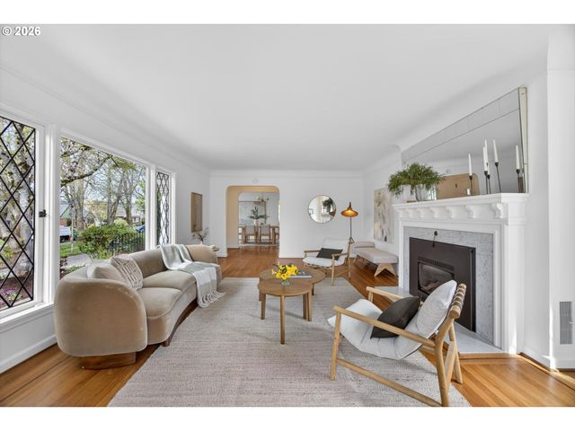 6834 Se REED COLLEGE Pl, Portland, OR 97202