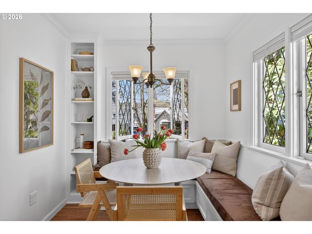 6834 Se REED COLLEGE Pl, Portland, OR 97202