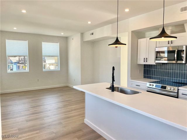 2017 W 44th 9, Cleveland, OH 44113