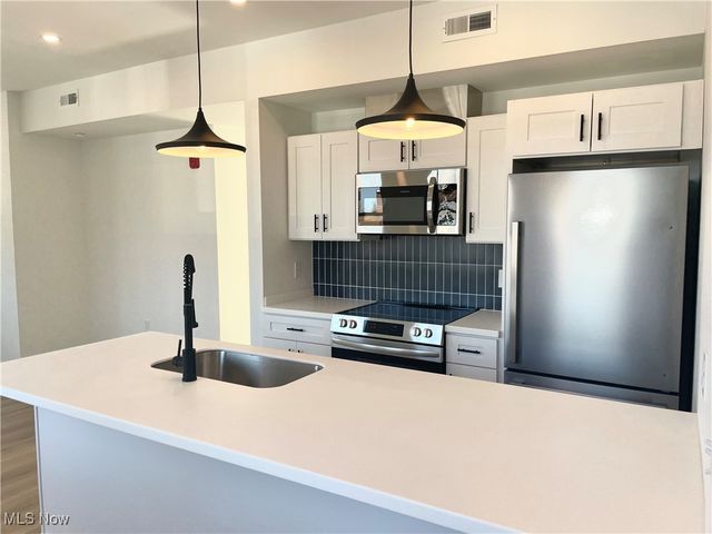 2017 W 44th 9, Cleveland, OH 44113