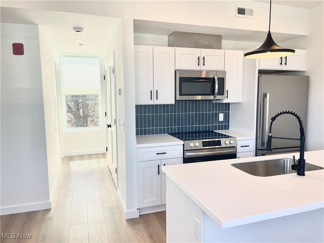 2017 W 44th 9, Cleveland, OH 44113