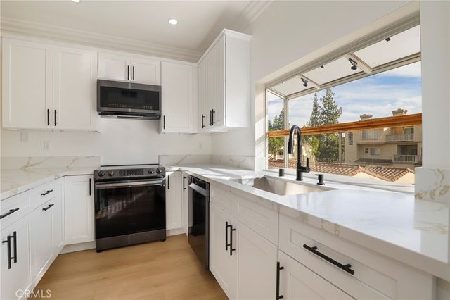 5799 Freebird Lane 102, Oak Park, CA 91377