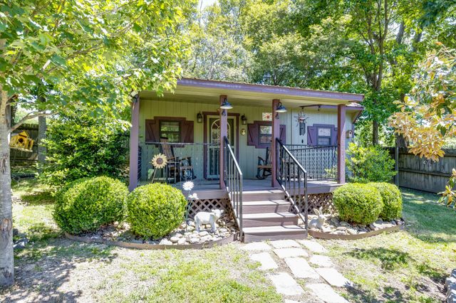 111 Terry Ln, Cottontown, TN 37048