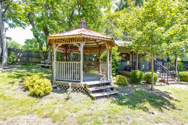 111 Terry Ln, Cottontown, TN 37048