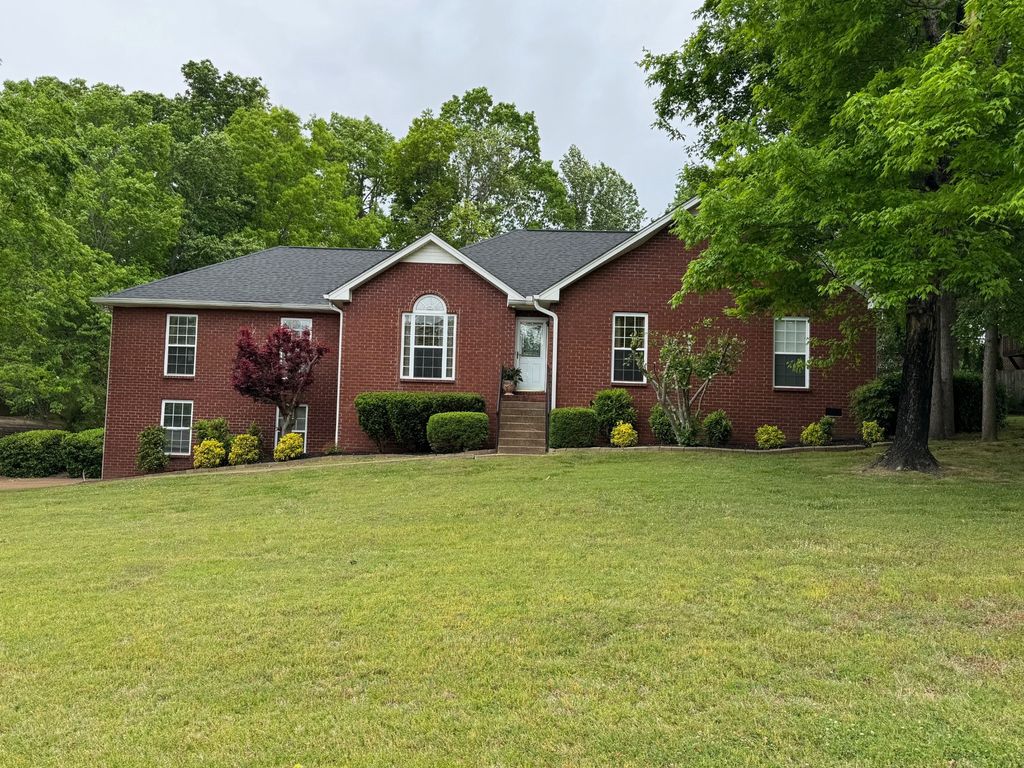 111 Terry Ln, Cottontown, TN 37048