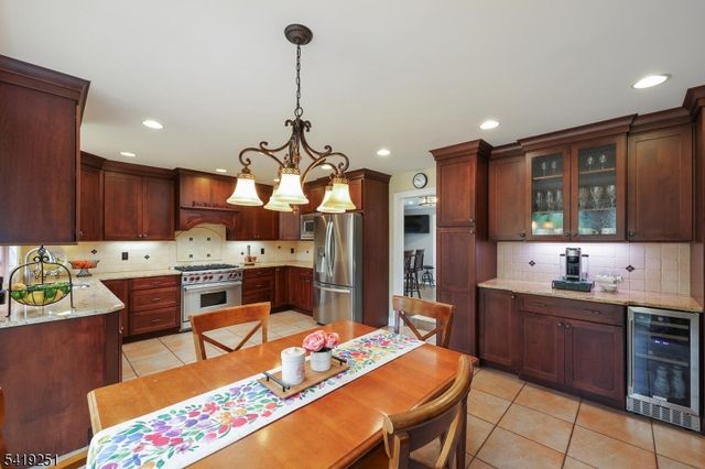 96 Beechwood Cir, Hillsborough Twp., NJ 08844