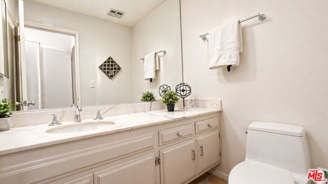 5139 Balboa Boulevard 12, Encino (los Angeles), CA 91316