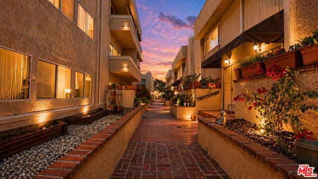 5139 Balboa Boulevard 12, Encino (los Angeles), CA 91316