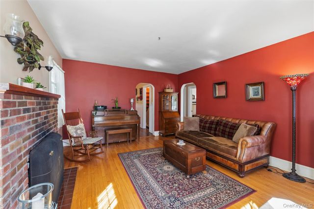 195 Oscawana Lake Road, Putnam Valley, NY 10579