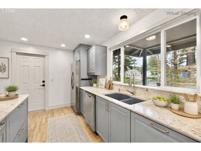 18655 Se YAMHILL Cir, Portland, OR 97233