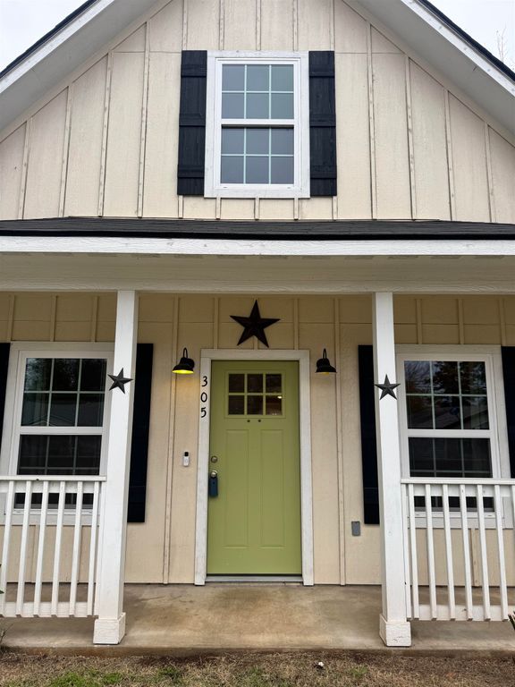 305 MAPLE AVE, Gladewater, TX 75647