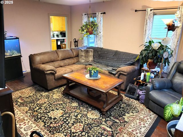 634 E MAIN St, Sheridan, OR 97378