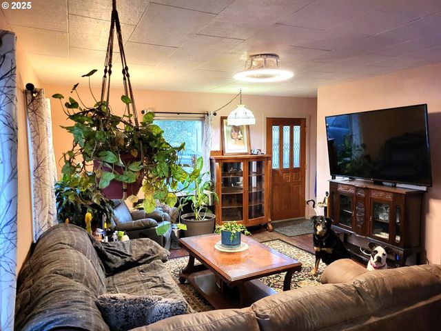 634 E MAIN St, Sheridan, OR 97378