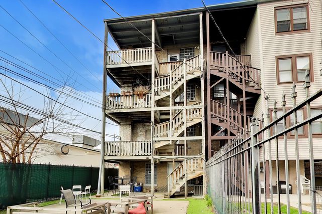 4015 N Mozart Street, Chicago, IL 60618