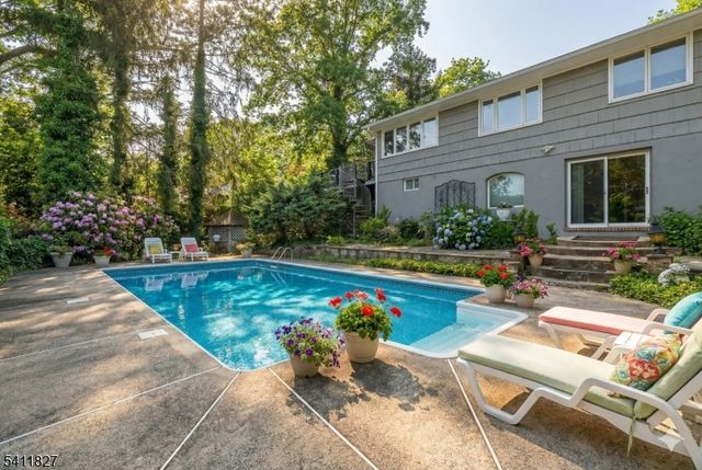 373 Upland Rd, Mountainside Boro, NJ 07092