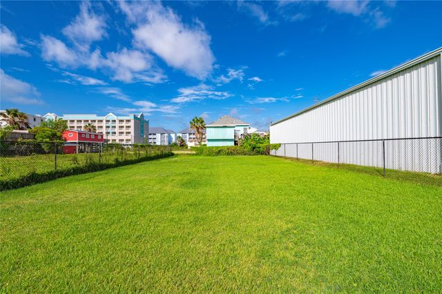 3619 Yale Street, Galveston, TX 77554
