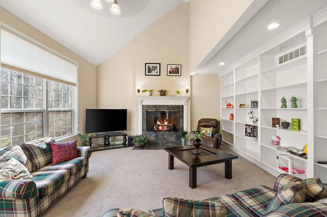 228 W Papillon Drive, Valparaiso, IN 46385