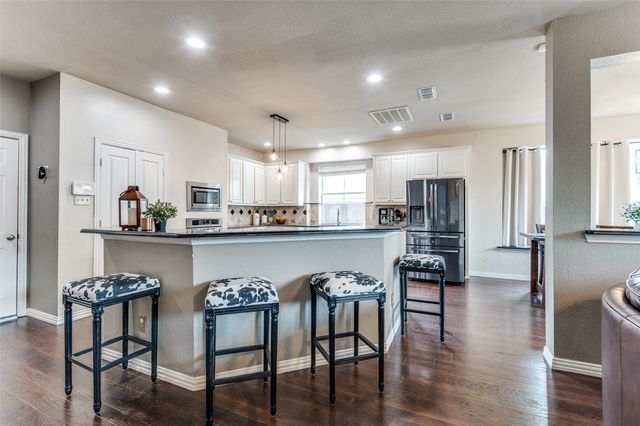 2804 Stonehurst Drive, Grapevine, TX 76051