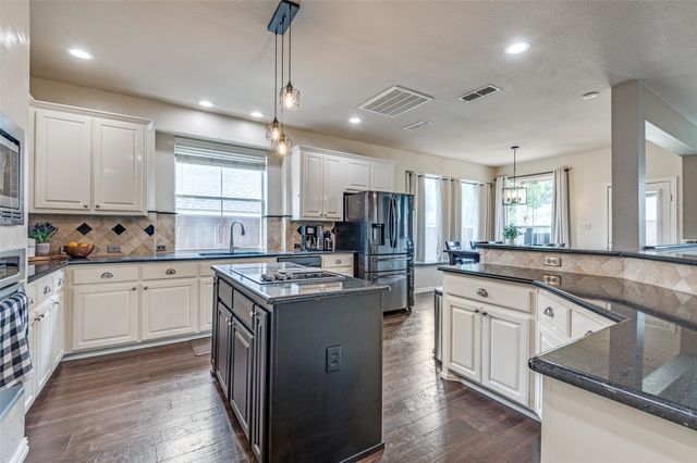 2804 Stonehurst Drive, Grapevine, TX 76051