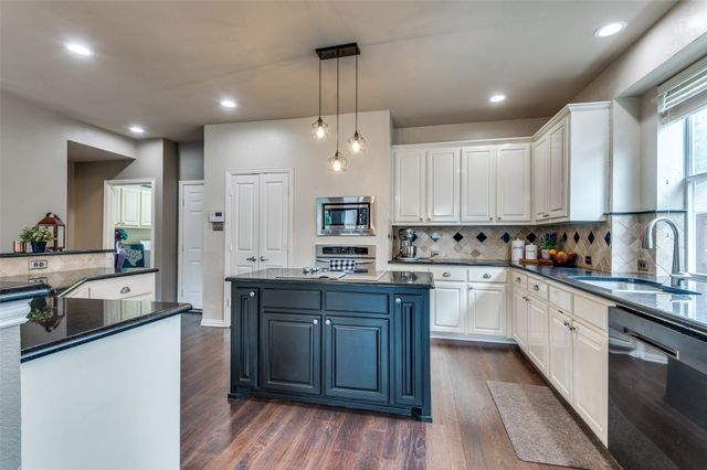 2804 Stonehurst Drive, Grapevine, TX 76051