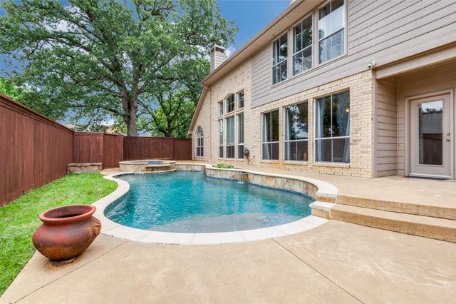 2804 Stonehurst Drive, Grapevine, TX 76051