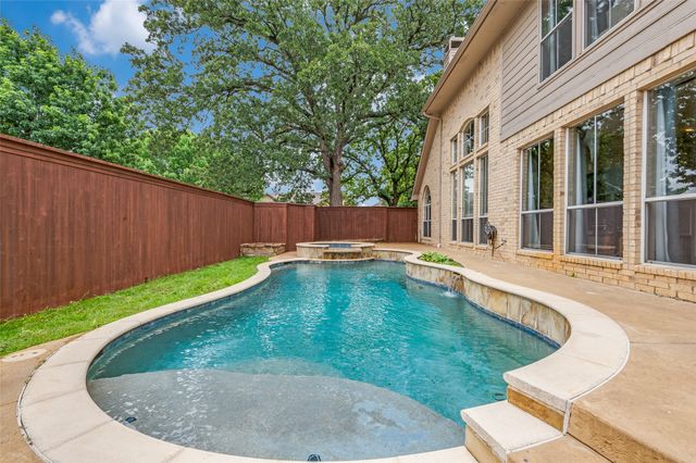 2804 Stonehurst Drive, Grapevine, TX 76051
