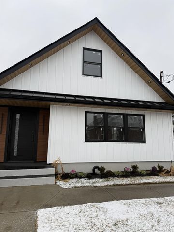 11 Bayview Avenue, Lawrence, NY 11559