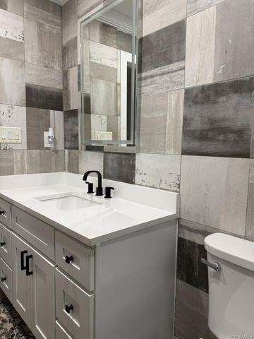 11 Bayview Avenue, Lawrence, NY 11559