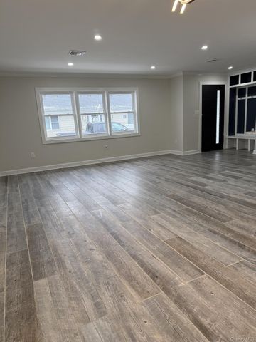 11 Bayview Avenue, Lawrence, NY 11559