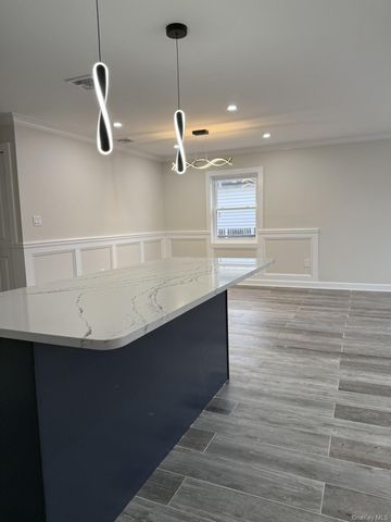 11 Bayview Avenue, Lawrence, NY 11559