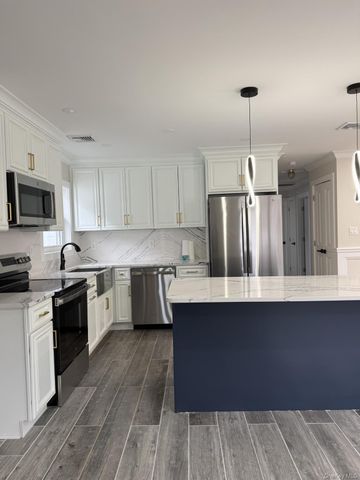 11 Bayview Avenue, Lawrence, NY 11559