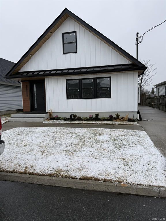 11 Bayview Avenue, Lawrence, NY 11559