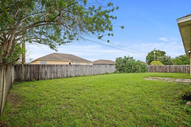 565 SW Undallo Rd, Port St Lucie, FL 34953