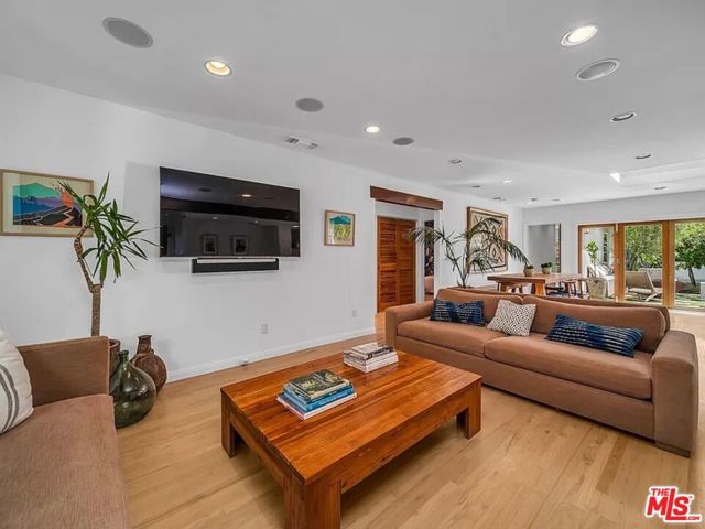 7844 Stewart Avenue ., Los Angeles, CA 90045
