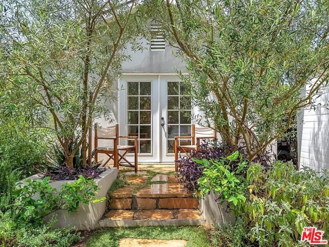 7844 Stewart Avenue ., Los Angeles, CA 90045