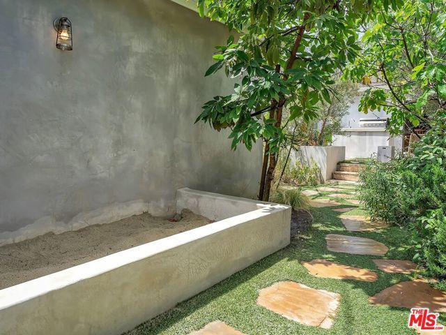 7844 Stewart Avenue ., Los Angeles, CA 90045