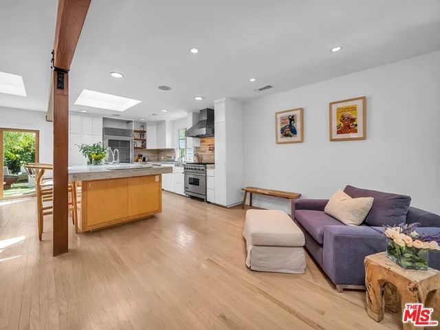7844 Stewart Avenue ., Los Angeles, CA 90045