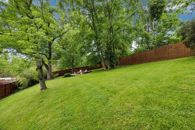 5104 Greentree Dr, Nashville, TN 37211