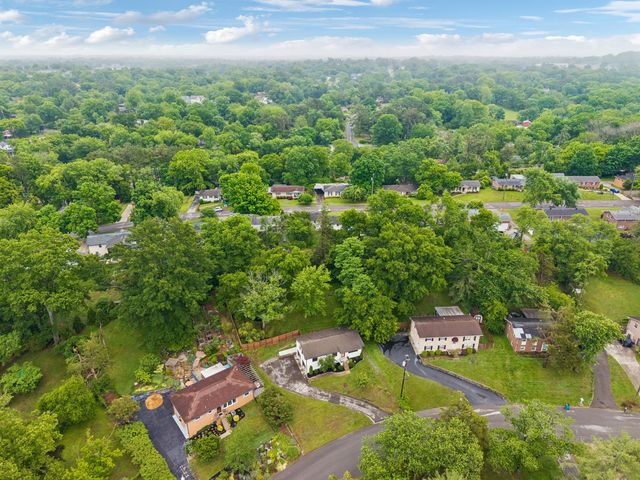 5104 Greentree Dr, Nashville, TN 37211