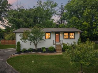 5104 Greentree Dr, Nashville, TN 37211