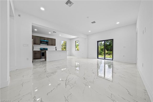 2810 73rd ST W, Lehigh Acres, FL 33971