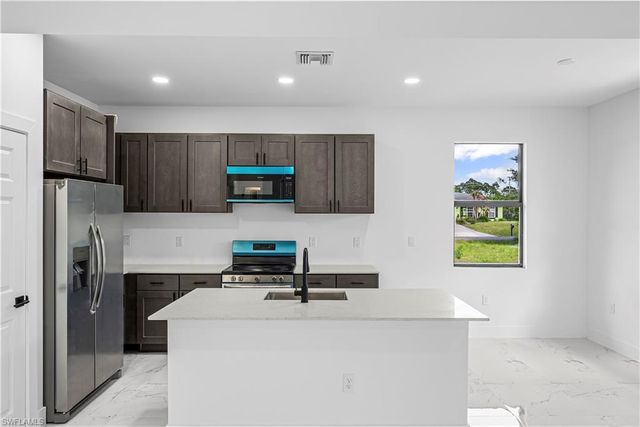 2810 73rd ST W, Lehigh Acres, FL 33971