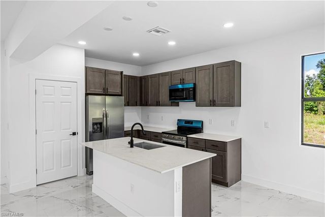 2810 73rd ST W, Lehigh Acres, FL 33971